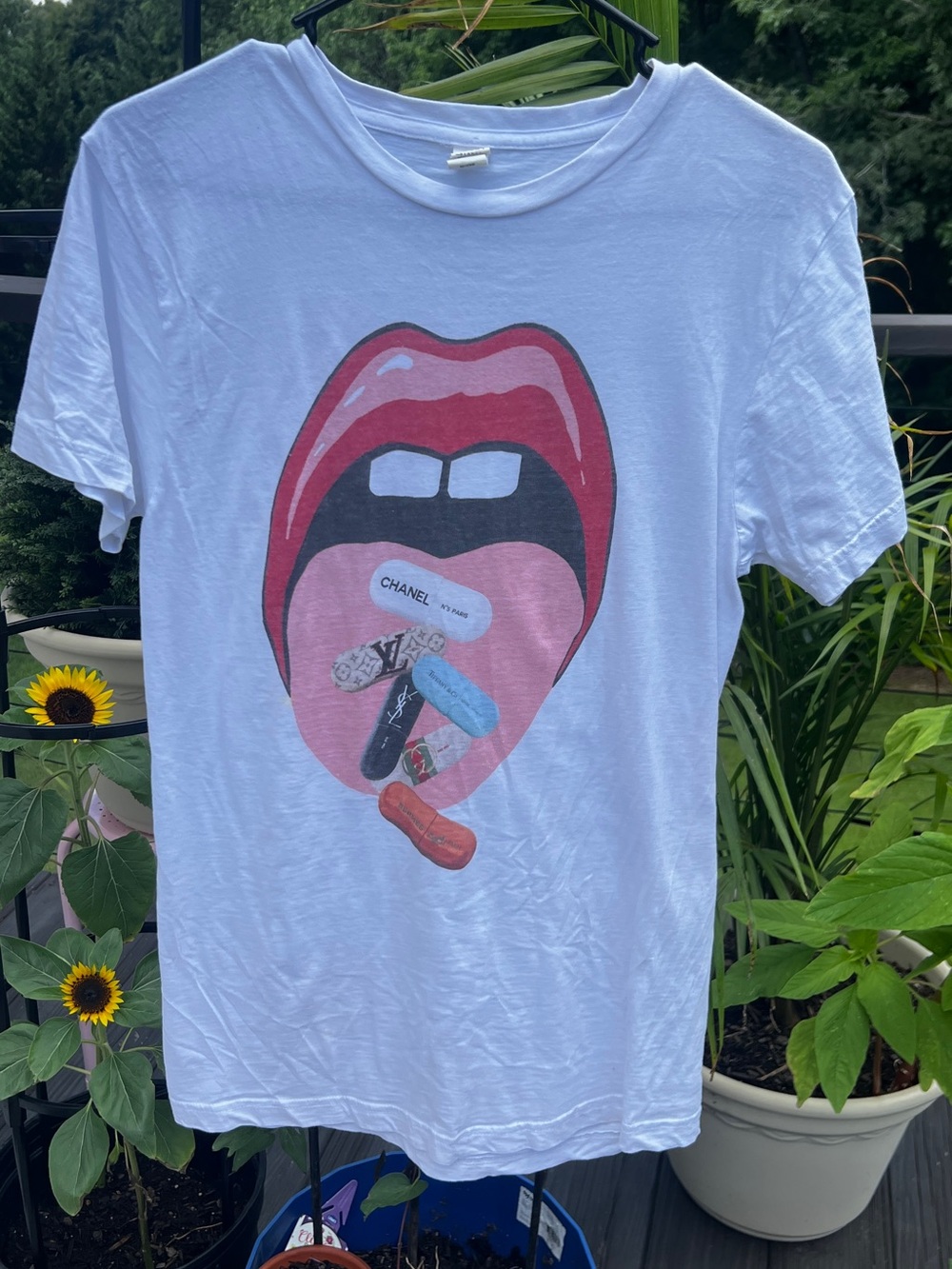 Designer Inspired Lips Graphic T-Shirt Women’s Medium White Y2K Pop Art Tee